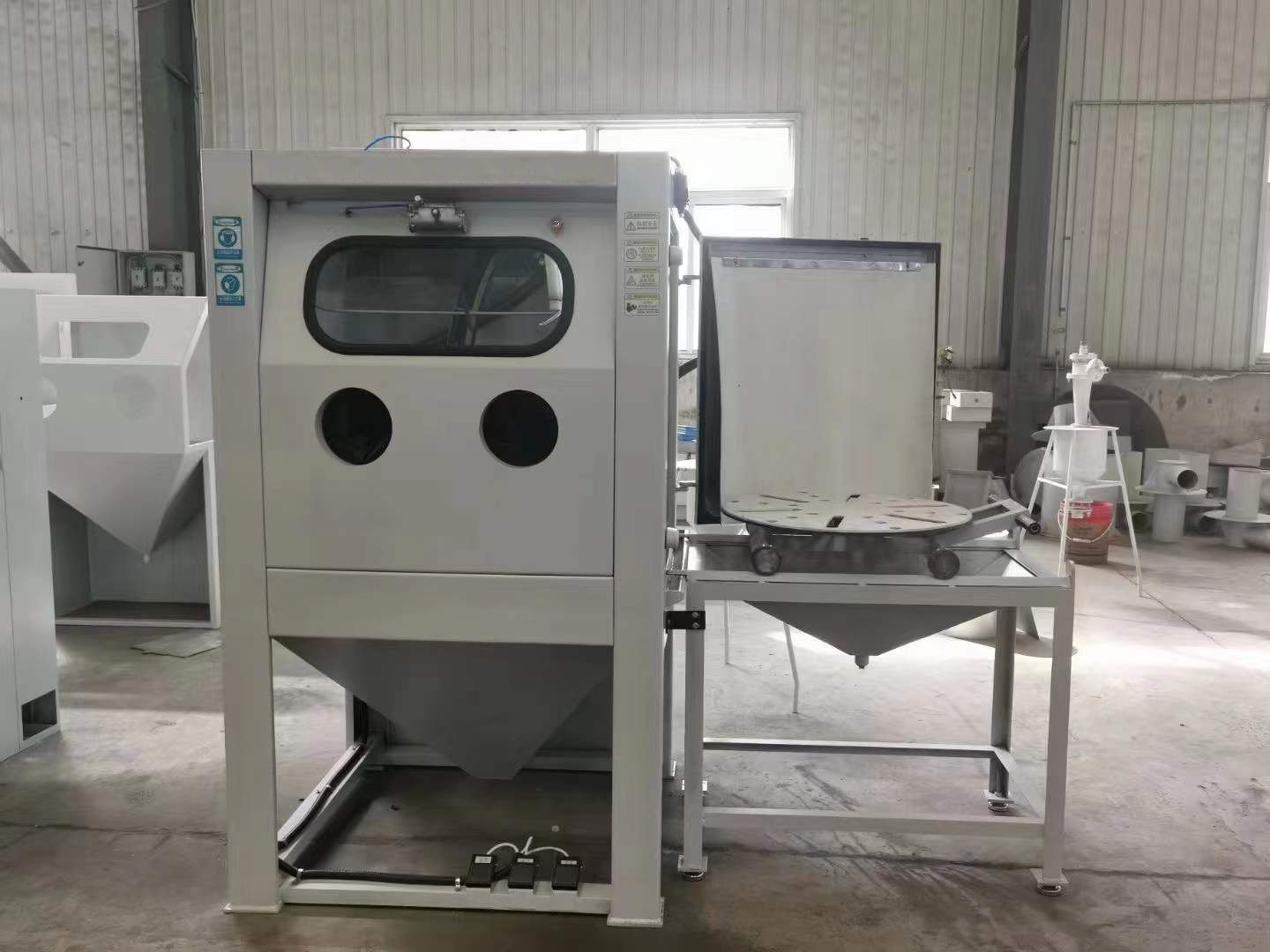 手動(dòng)液體箱式噴砂機.png